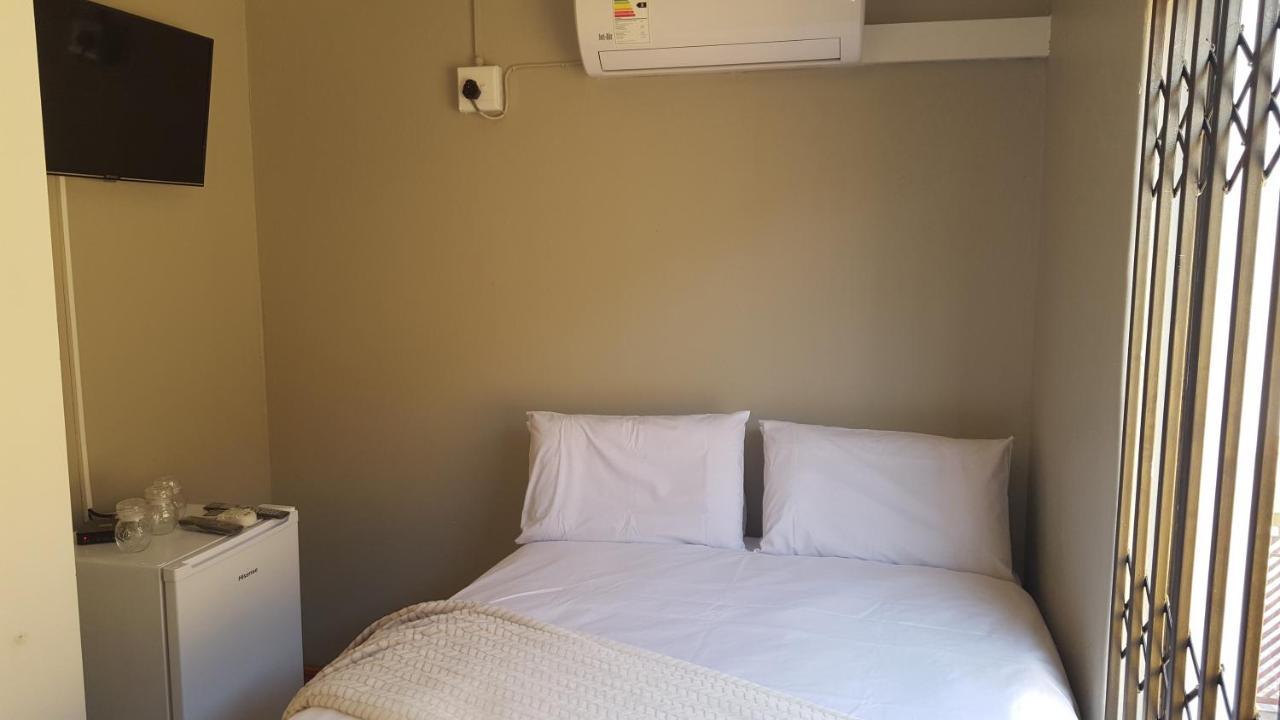Tlelakufuma Guest House Johannesburg Bagian luar foto