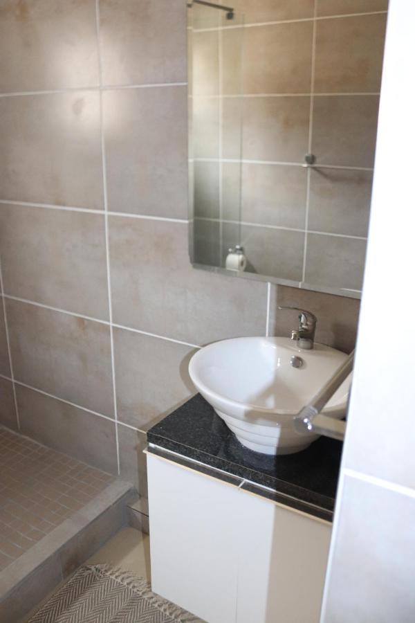 Tlelakufuma Guest House Johannesburg Bagian luar foto