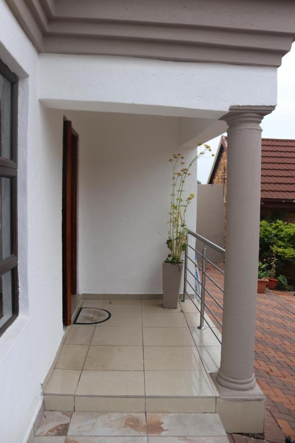 Tlelakufuma Guest House Johannesburg Bagian luar foto