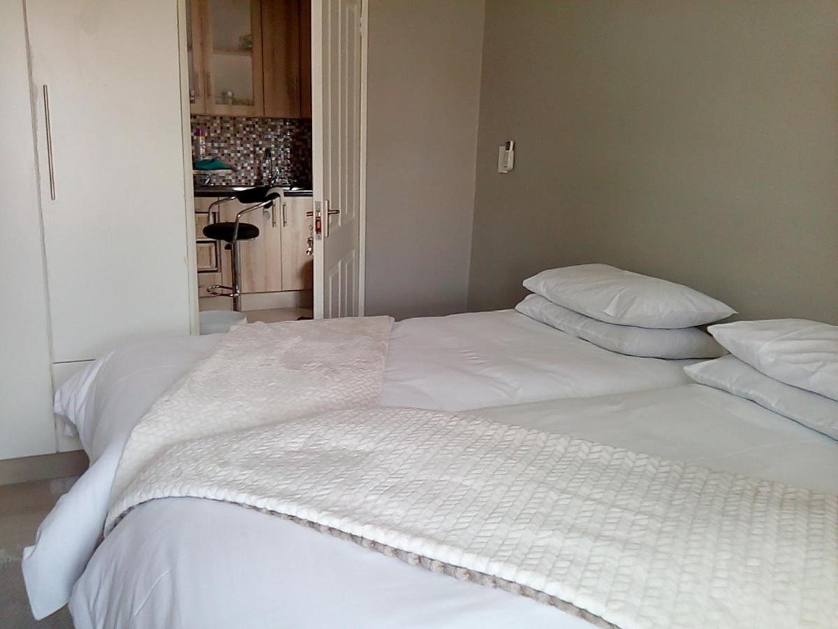 Tlelakufuma Guest House Johannesburg Bagian luar foto